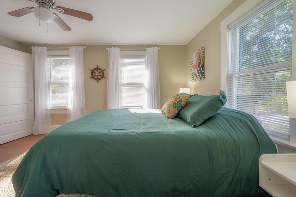 Serene Beachy Bungalow With Large Screened Porch! Tampa Zewnętrze zdjęcie