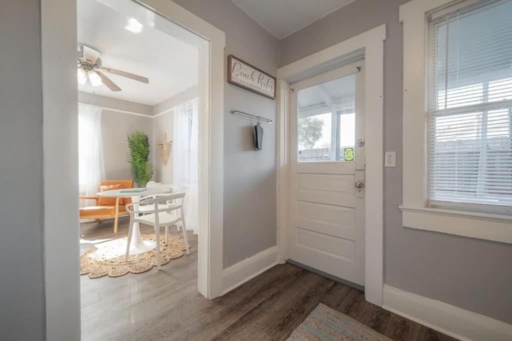 Serene Beachy Bungalow With Large Screened Porch! Tampa Zewnętrze zdjęcie